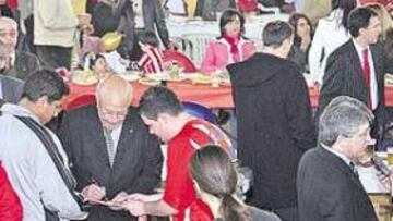 <b>FIRMAS, RISAS, APOYOS. </b>Más de 300 aficionados acudieron a la comida entre directiva y peñas celebrada en la localidad cordobesa del Carpio, en el día de Andalucía.