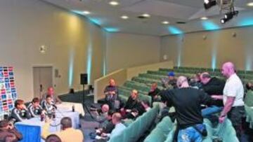 Rueda de prensa clandestina de los jugadores con 20 periodistas.