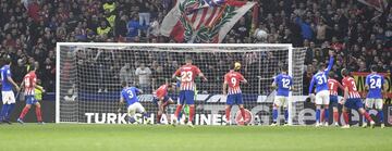 Gol de Godín. ¡Después de consultarlo, puede celebrar los tres puntos colchoneros!