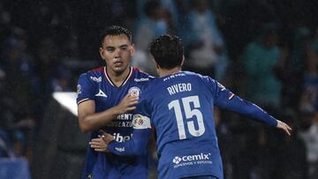 AME5545. CIUDAD DE MÉXICO (MÉXICO), 26/07/2025.- Carlos Rodríguez (i) y José Ignacio Rivero (d) de Cruz Azul celebran un gol este sábado, en un partido de la Liga MX entre Cruz Azul y León en el Estadio Olímpico Universitario en Ciudad de México. EFE/José Méndez