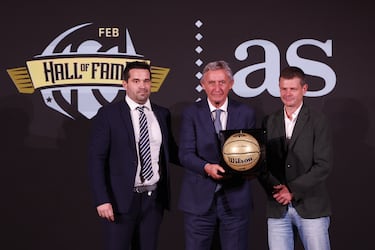Svetislav Pesic recibe el premio de manos de Juan Jiménez, redactor jefe del Diario AS, y Juanma Rubio, redactor jefe de Baloncesto del Diario AS.