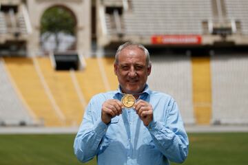 Fermín Cacho muestra su medalla de oro en el estadio olímpico Lluys Companys.