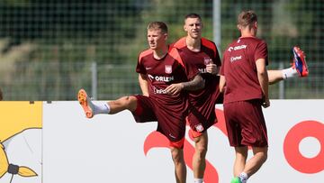 Ksiazenice (Poland), 03/09/2024.- Polish national soccer team players Mateusz Bogusz (L) and Jakub Piotrowski (C) attend the team's training session in Ksiazenice, Poland, 03 September 2024. Poland will face Scotland on 05 September in Glasgow and Croatia on 08 September in Osijek in the UEFA Nations League matches. (Croacia, Polonia, Niza) EFE/EPA/Leszek Szymanski POLAND OUT