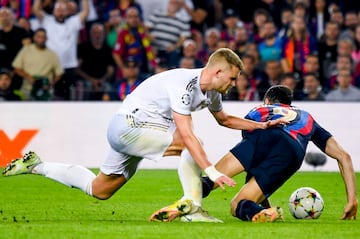 El árbitro pitó penalti de De Ligt sobre Lewandowski pero, posterioremente, el VAR anuló esta decisión.