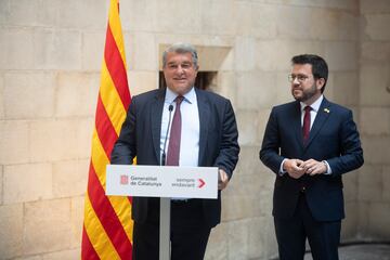 Las campeonas de Europa ofrecen su triunfo en la Generalitat de Catalunya junto al presidente del Barcelona, Joan Laporta.