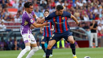 BARCELONA, 28/08/2022.- El delantero polaco del FC Barcelona Robert Lewandowski (d), y el centrocapista del Valladolid Kike Pérez, durante el partido de la tercera jornada de LaLiga que FC Barcelona y Real Valladolid juegan este domingo en el Camp Nou. EFE/ Toni Albir
