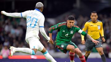 Honduras' Deybi Flores (L) fights for the ball with Mexico's Edson Alvarez during the Concacaf Nations League quarterfinals second leg football match between Honduras and Mexico at the Azteca stadium in Mexico City on November 21, 2023. (Photo by ALFREDO ESTRELLA / AFP)