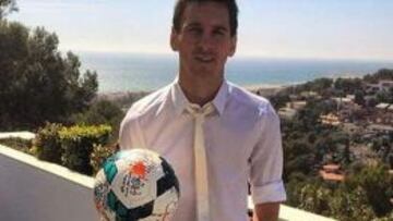 Messi posó desde su casa con el balón del partido de Osasuna firmado por todos sus compañeros.