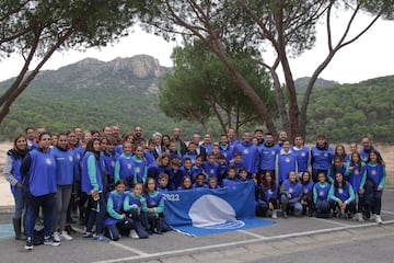 Niños y adultos posan durante el evento.