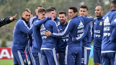 Messi y Agüero, juntos en la práctica de fútbol