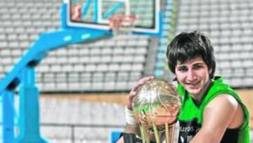 <b>COTIZADO. </b>Ricky Rubio, con la Copa del Rey que ganó en la edición de 2008.