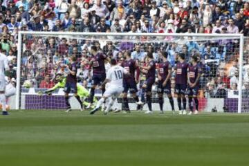 Golazo de falta de James. Primer gol del partido.