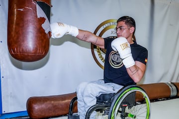 David Escalada golpea al saco en su gimnasio.