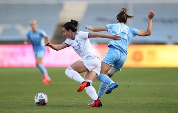 Ivana Andrés robando el cuero a Vicky Losada.