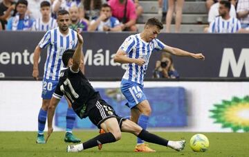 Febas disputa un balón con Andy durante un partido contra el Burgos.