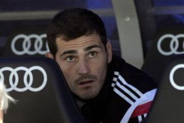 El portero del Real Madrid Iker Casillas en el banquillo.