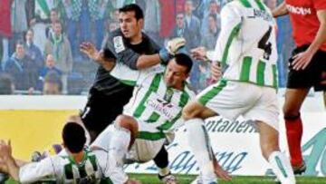 <b>LÍO. </b>Esteban intenta sacar el balón ante Javi Moreno y Asen para evitar una ocasión del Córdoba.