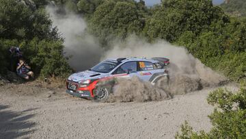 Neuville marcha líder en Cerdeña.