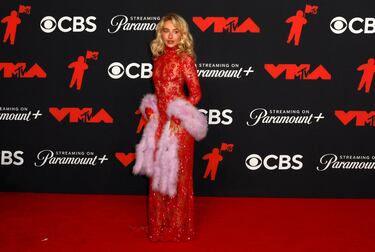 Sabrina Carpenter posa en la alfombra roja de los MTV Video Music Awards.