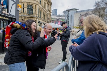 Un gran número de aficionados del Atlético de Madrid han dado color en el día de hoy a las calles de la ciudad inglesa a la espera del partido de cuartos de esta noche.