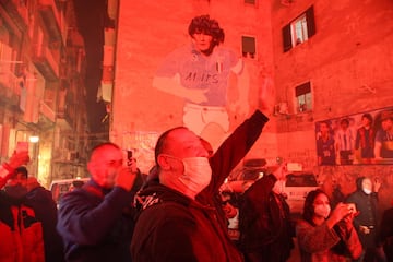 Los aficionados homenajean a Maradona en las calles de Nápoles.