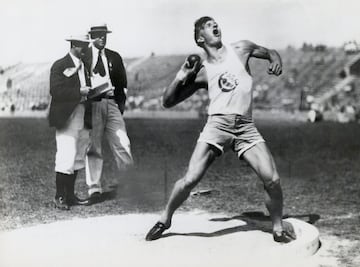 Nació en 1906 en Estados Unidos y murió con 101 años, y en esa vida le dio para colgarse una medalla olímpica y ser actor en Hollywood. Con un físico espectacular, logró la medalla de plata en lanzamiento de peso en los Juegos de Amsterdam, de 1928. En la preparación de los Juegos de Los Ángeles, de 1932, fue reclamado por la Paramount. Era el escogido para ser Tarzán, pero una lesión le dejó sin el papel y sin los Juegos. El escogido fue Johnny Weismuller.
No se rindió Brix, que más tarde fue Bruce Bennet, y pudo trabajar en películas en los años 30 y 40. Primero, como Tarzán en una novedosa película grabada en Guatemala
Brix no pidió dobles en las escenas peligrosas. Su culmen llegó después, cuando colaboró en dos films con Humphrey Bogart, en ‘La senda tenebrosa’ y ‘El tesoro de Sierra Madre’.