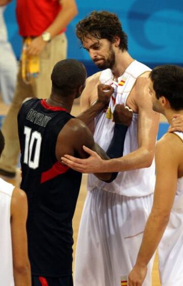 24/08/2008. Final de baloncesto de los JJ.OO. de Pek’n. Espectacular partido entre EE.UU. y Espa–a.
Kobe Bryant y Pau Gasol.