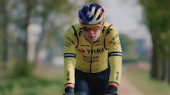 El ciclista del Visma - Lease a Bike Wout Van Aert, durante una salida en bicicleta tras su caída en A Través de Flandes.