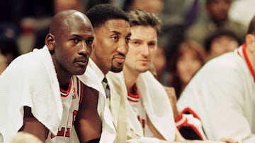 Michael Jordan, junto a otros compañeros de os Chciago Bulls, durante un partido de la NBA