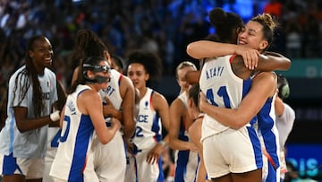 Alexia Chery y Valeriane Ayayi se abrazan tras clasificarse para la final olímpica.