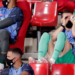 Bale sigue con sus gestos y juega con prismáticos en el banquillo