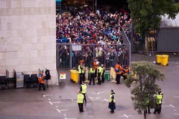 Un grupo de aficionados esperan en las puertas del recinto del Camp Nou. 