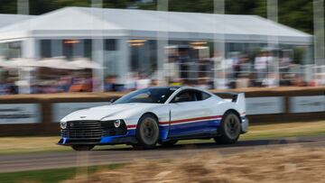 Alonso, con el Aston Martin Valorant en Goodwood.