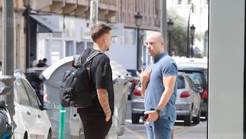 Paco López conversando con Roger a la salida de las pruebas médicas.