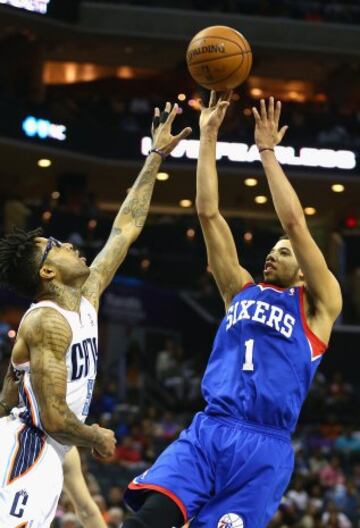 Michael Carter-Williams (1) lanza sobre Chris Douglas-Roberts (55).