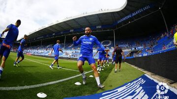 El calentamiento del Alav&eacute;s antes de jugar contra el Sevilla