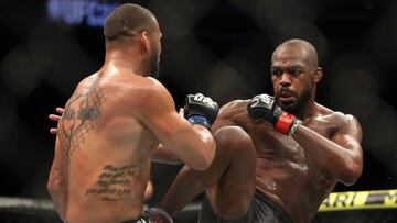 Jon Jones golpea a Thiago Santos durante el UFC 239.