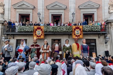 Dani Carvajal, jugador del Real Madrid, en el balc¨®n del ayuntamiento de Madrid como pregonero de las fiestas de San Isidro.