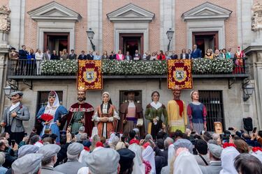 Dani Carvajal, jugador del Real Madrid, en el balcón del ayuntamiento de Madrid como pregonero de las fiestas de San Isidro.