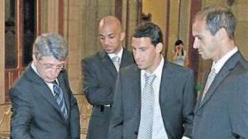 Enrique Cerezo junto a Maxi, Luccin y Pernía ante la maqueta del nuevo estadio.