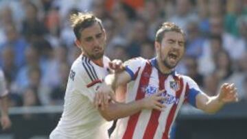 Paco Alcácer disputa un balón con Gabi.