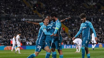 Isco se abraza con Isco tras marcar el 0-4 de Guimaraes.