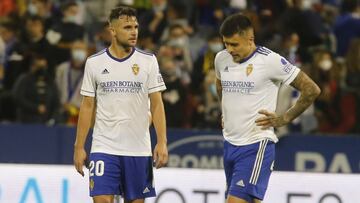 &Aacute;lvaro Gim&eacute;nez y Narv&aacute;ez se lamentan durante el partido contra el Huesca.