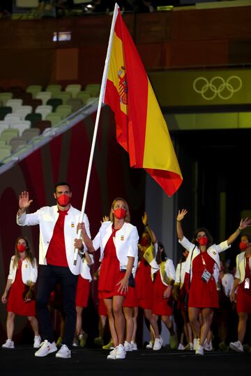 Saúl Craviotto y Mireia Belmonte, abanderados en Tokio, estrenaron la fórmula del abanderado mixto que el Comité Olímpico Internacional animó a adoptar a los países para dar otro empujón a la igualdad de género. 