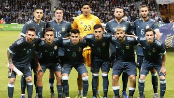 Argentina&#039;s national team pose for a family picture during the friendly football match between Argentina and Uruguay at the Bloomfield stadium in the Israeli coastal city of Tel Aviv on November 18, 2019. (Photo by EMMANUEL DUNAND / AFP)