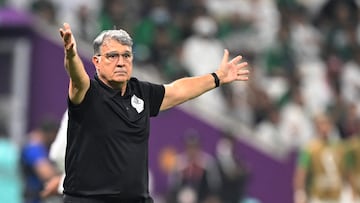 ‘Tata’ Martino es captado viendo el Argentina vs Australia con uniforme del Tri