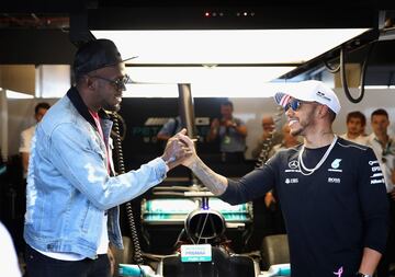 Usain Bolt saluda a Lewis Hamilton.