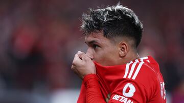 Marcos Leonardo se besa el escudo del Benfica despu¨¦s de marcar su primer gol.