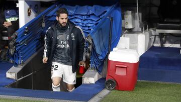 Isco se dirige al banquillo antes del inicio del Real Madrid-Valencia.