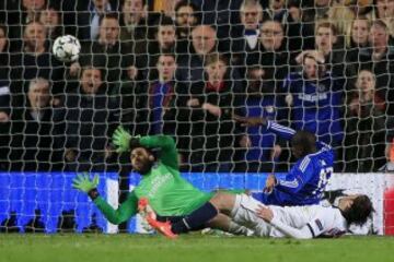 Demba Ba le da el pase al Chelsea con su gol. 2-0.